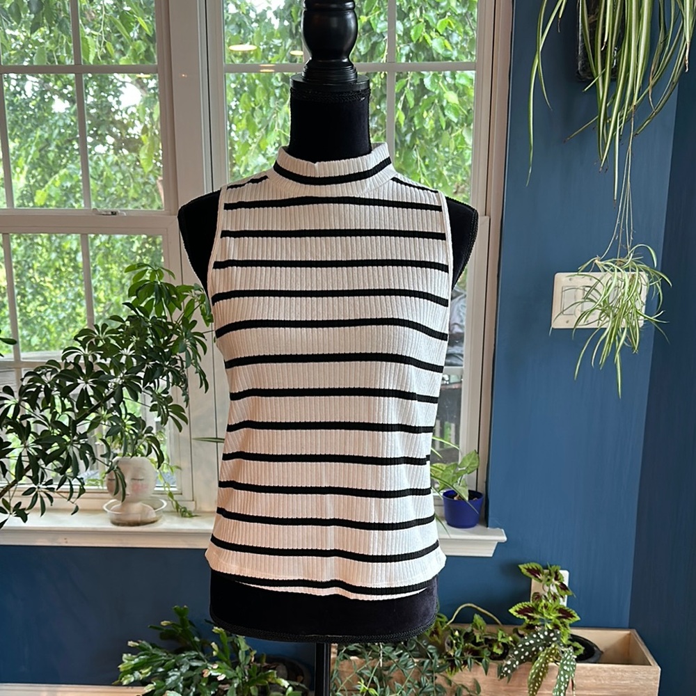 💐Spring sale! 50% off!💐 Old Navy Black and White Ribbed Fitted Tank Top